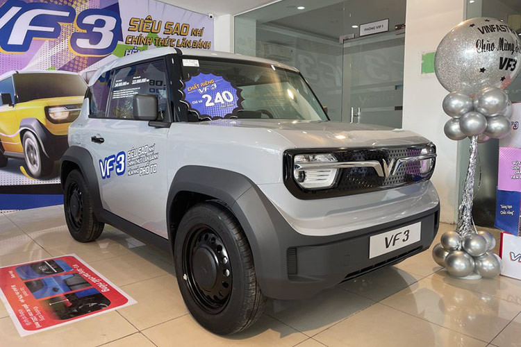  Vinfast VF3 2023 Việc mẫu xe đến từ Vinfast xuất hiện trong danh sách này là điều tương đối dễ hiểu. Trong trường hợp thuê pin, bạn hoàn toàn có thể lăn bánh mẫu xe này với mức giá chưa đến 300 triệu đồng. Mặc dù mới chỉ ra mắt nửa năm trở lại đây, nhưng mẫu xe đã xuất hiện khá nhiều trên thị trường thứ cấp. Theo một trang chuyên xe cũ uy tín, hiện các phiên bản sang tay của mẫu xe tay đều có giá chưa đến 300 triệu đồng.