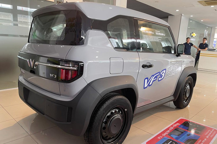 Nội thất của VF3 được trang bị màn hình giải trí lớn với kết nối Apple CarPlay và Android Auto, cùng hệ thống âm thanh chất lượng cao. Ghế ngồi bọc da có chức năng điều chỉnh, mang lại sự thoải mái khi di chuyển. Về an toàn, VF3 được tích hợp các hệ thống như phanh ABS, túi khí cho người lái và hành khách, cân bằng điện tử ESC, cùng cảm biến và camera lùi. Ngoại thất của xe nổi bật với đèn LED chiếu sáng ban ngày, gương chiếu hậu chỉnh điện và la-zăng hợp kim từ 17 đến 18 inch.