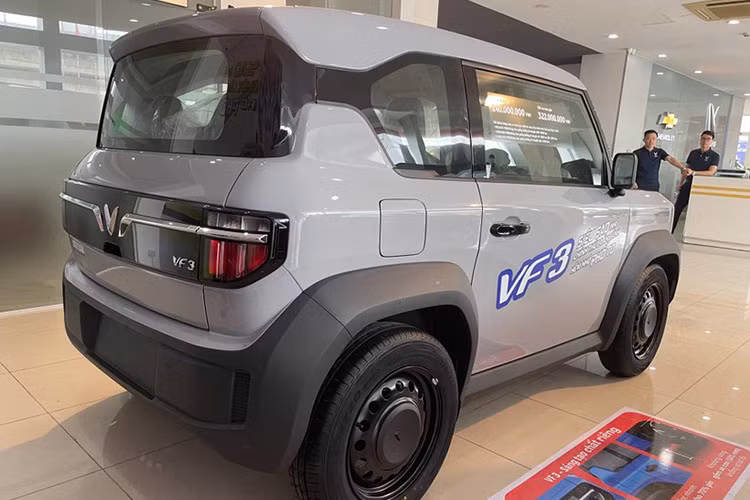 Nội thất của VF3 được trang bị màn hình giải trí lớn với kết nối Apple CarPlay và Android Auto, cùng hệ thống âm thanh chất lượng cao. Ghế ngồi bọc da có chức năng điều chỉnh, mang lại sự thoải mái khi di chuyển. Về an toàn, VF3 được tích hợp các hệ thống như phanh ABS, túi khí cho người lái và hành khách, cân bằng điện tử ESC, cùng cảm biến và camera lùi. Ngoại thất của xe nổi bật với đèn LED chiếu sáng ban ngày, gương chiếu hậu chỉnh điện và la-zăng hợp kim từ 17 đến 18 inch.