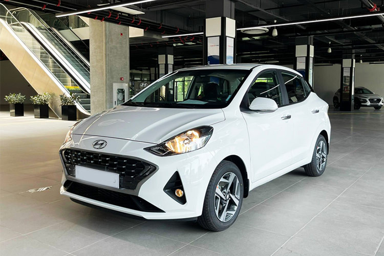  Hyundai i10 đời 2021 Tương tự như người anh em đến từ Hàn Quốc, Hyundai I10 là một trong những mẫu xe phổ biến nhất có thể được tìm thấy trên thị trường thứ cấp. Với mức chi phí mua ôtô 300 triệu đồng, việc tìm kiếm mẫu xe này với “date” cao từ những năm 2022 là điều hết sức đơn giản. Đa phần các phiên bản đời cao của mẫu xe này đang mở bán sẽ là phiên bản số sàn. Với những năm sản xuất từ 2021 trở đi, mẫu xe hiện đang có đủ lựa chọn phiên bản cùng kiểu dáng chỉ với mức giá 300 triệu đồng.