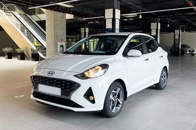  Hyundai i10 đời 2021 Tương tự như người anh em đến từ Hàn Quốc, Hyundai I10 là một trong những mẫu xe phổ biến nhất có thể được tìm thấy trên thị trường thứ cấp. Với mức chi phí mua ôtô 300 triệu đồng, việc tìm kiếm mẫu xe này với “date” cao từ những năm 2022 là điều hết sức đơn giản. Đa phần các phiên bản đời cao của mẫu xe này đang mở bán sẽ là phiên bản số sàn. Với những năm sản xuất từ 2021 trở đi, mẫu xe hiện đang có đủ lựa chọn phiên bản cùng kiểu dáng chỉ với mức giá 300 triệu đồng.