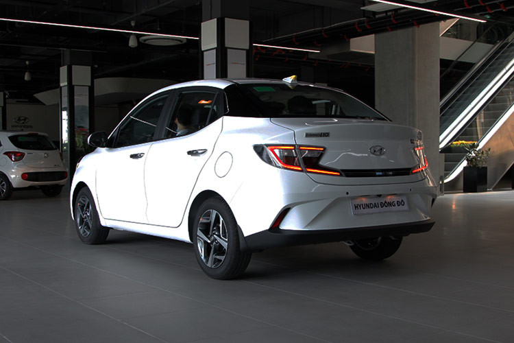 Nội thất của Grand i10 2021 trang bị vô lăng bọc da có chức năng điều chỉnh, màn hình giải trí cảm ứng 8 inch, hỗ trợ kết nối Bluetooth, Apple CarPlay và Android Auto, cùng hệ thống âm thanh từ 4 đến 6 loa. Về an toàn, xe được tích hợp hệ thống phanh ABS, túi khí cho người lái và hành khách, hệ thống kiểm soát ổn định ESC và cảm biến lùi.