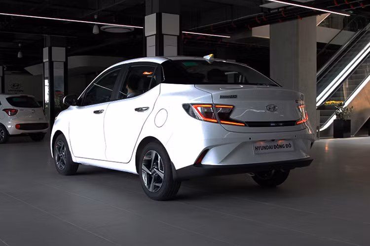 Nội thất của Grand i10 2021 trang bị vô lăng bọc da có chức năng điều chỉnh, màn hình giải trí cảm ứng 8 inch, hỗ trợ kết nối Bluetooth, Apple CarPlay và Android Auto, cùng hệ thống âm thanh từ 4 đến 6 loa. Về an toàn, xe được tích hợp hệ thống phanh ABS, túi khí cho người lái và hành khách, hệ thống kiểm soát ổn định ESC và cảm biến lùi.