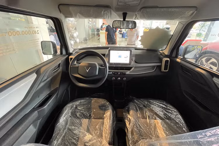 VinFast VF3 là mẫu xe điện trang bị động cơ cho công suất khoảng 150 mã lực và mô-men xoắn tối đa đạt 240 Nm. Với dung lượng pin khoảng 40 kWh, xe có tầm hoạt động lên đến 300 km cho mỗi lần sạc, dựa trên tiêu chuẩn WLTP. Thời gian sạc nhanh DC để đạt 80% dung lượng là khoảng 30 phút, trong khi sạc đầy bằng AC sẽ mất từ 6 đến 8 giờ. Với động cơ thuần điện, VF3 cho ra trải nghiệm lái êm ái hơn so với các mẫu xe sử dụng động cơ đốt trong. Kích thước nhỏ gọn của mẫu xe cũng là điểm cộng khi di chuyển trong thành phố.