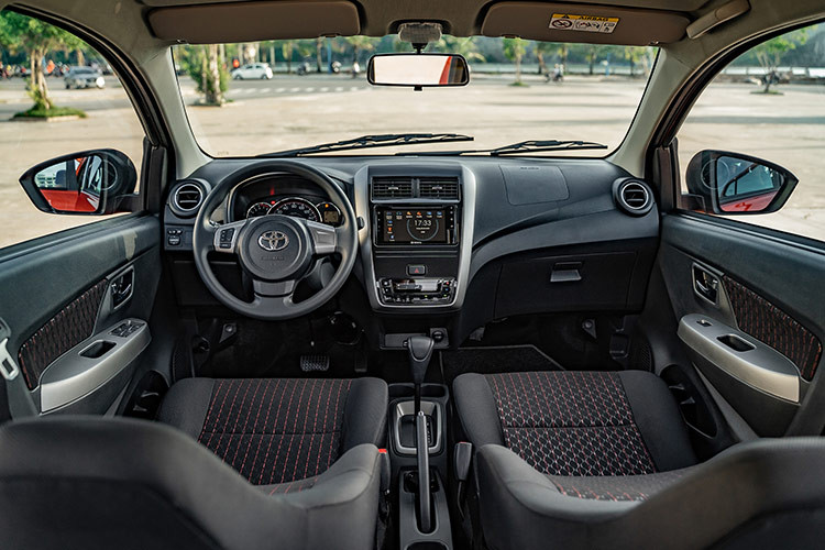 Toyota Wigo 1.2G AT được đánh giá cao nhờ sự bền bỉ và tiết kiệm. Xe có chiều dài 3.660 mm, rộng 1.600 mm, cao 1.520 mm, mang lại sự linh hoạt trong di chuyển đô thị. Điểm nhấn bên ngoài xe là lưới tản nhiệt rộng và cụm đèn pha sắc nét. Nội thất xe đơn giản nhưng thực dụng, với màn hình cảm ứng và hệ thống âm thanh cơ bản.