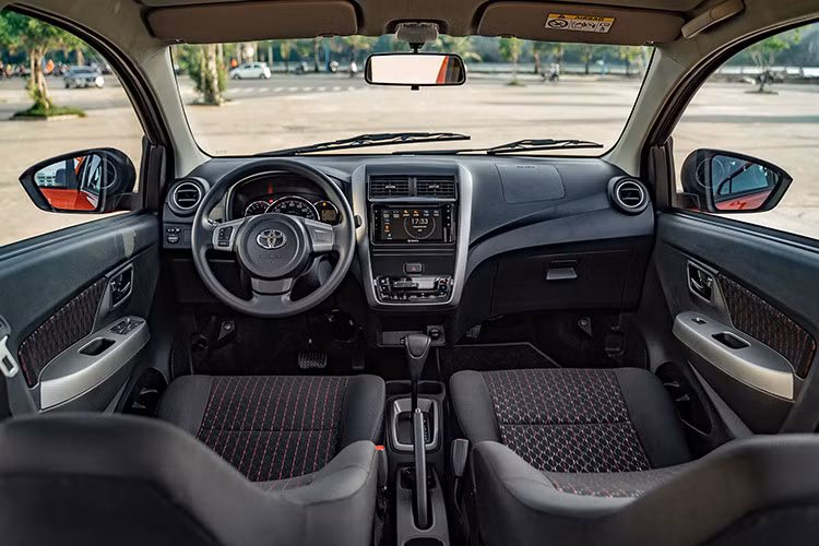 Toyota Wigo 1.2G AT được đánh giá cao nhờ sự bền bỉ và tiết kiệm. Xe có chiều dài 3.660 mm, rộng 1.600 mm, cao 1.520 mm, mang lại sự linh hoạt trong di chuyển đô thị. Điểm nhấn bên ngoài xe là lưới tản nhiệt rộng và cụm đèn pha sắc nét. Nội thất xe đơn giản nhưng thực dụng, với màn hình cảm ứng và hệ thống âm thanh cơ bản.