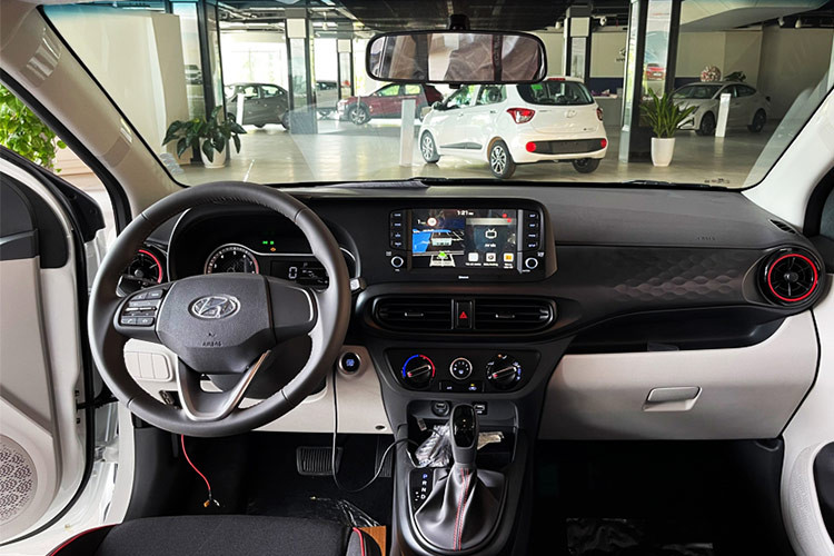 Hyundai Grand i10 2021 sở hữu động cơ xăng 1.2L MPI, cung cấp công suất khoảng 83 mã lực và mô-men xoắn 113 Nm. Xe có hai lựa chọn hộp số, bao gồm số tự động 4 cấp và số sàn 5 cấp, giúp người lái linh hoạt trong việc điều khiển. Mẫu xe được đánh giá có động cơ cùng trải nghiệm lái thích thú hơn đa phần các mẫu xe cùng phân khúc.