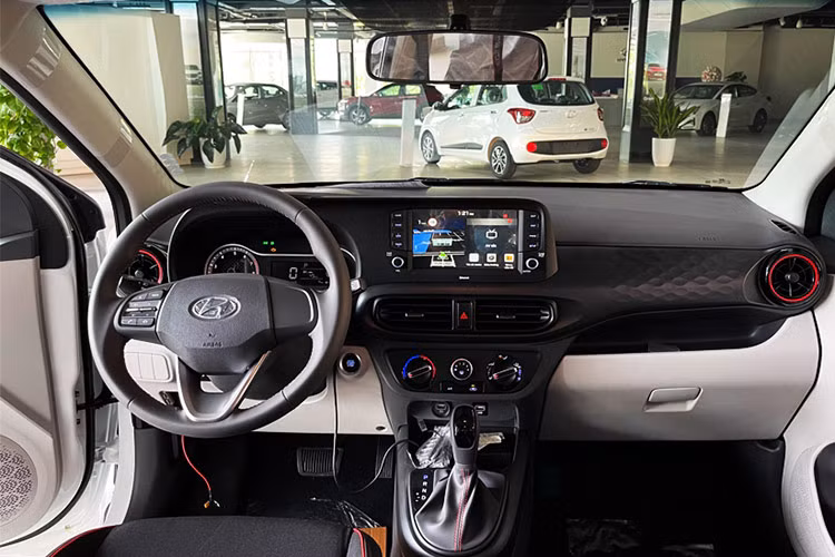 Hyundai Grand i10 2021 sở hữu động cơ xăng 1.2L MPI, cung cấp công suất khoảng 83 mã lực và mô-men xoắn 113 Nm. Xe có hai lựa chọn hộp số, bao gồm số tự động 4 cấp và số sàn 5 cấp, giúp người lái linh hoạt trong việc điều khiển. Mẫu xe được đánh giá có động cơ cùng trải nghiệm lái thích thú hơn đa phần các mẫu xe cùng phân khúc.