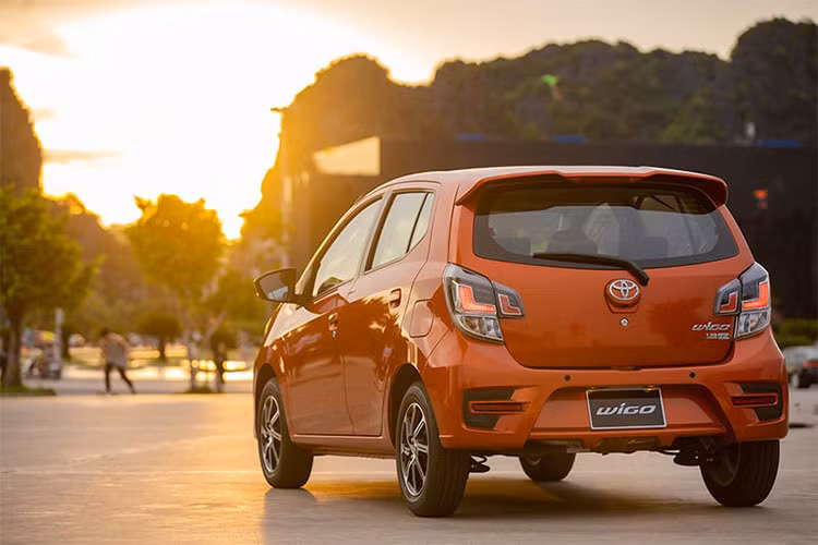 Động cơ 1.2L cho công suất 86 mã lực, kết hợp hộp số tự động 4 cấp, phù hợp cho người dùng tìm kiếm sự ổn định trong vận hành hàng ngày. Mức tiêu thụ nhiên liệu trung bình khoảng 5-6 lít/100 km, lý tưởng cho việc tiết kiệm. Nhược điểm duy nhất của Wigo 1.2G AT là thiết kế bị chê "kém sắc" hơn so với các đối thủ cùng phân khúc.