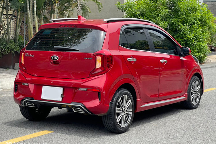 Nội thất xe được trang bị màn hình giải trí cảm ứng 7 inch, kết nối Bluetooth, USB, AUX, cùng hệ thống âm thanh 6 loa, mang đến không gian giải trí tiện nghi. Về an toàn, Kia Morning 2021 được trang bị hệ thống phanh ABS, túi khí, hệ thống kiểm soát ổn định ESC và cảm biến lùi, đảm bảo sự an tâm cho người lái và hành khách.