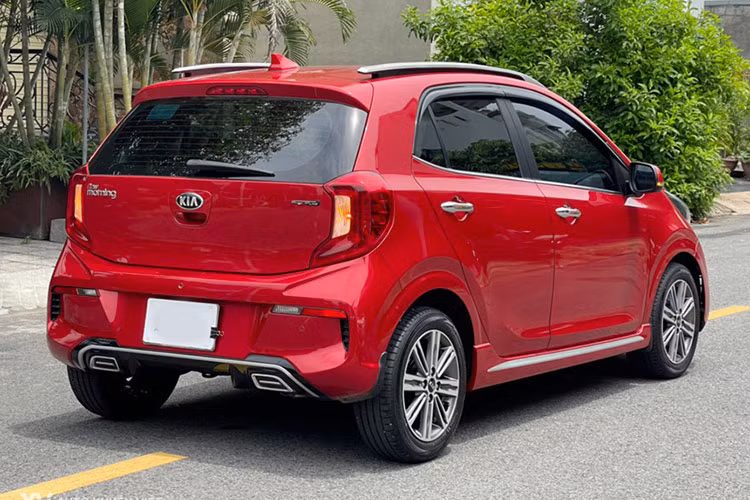 Nội thất xe được trang bị màn hình giải trí cảm ứng 7 inch, kết nối Bluetooth, USB, AUX, cùng hệ thống âm thanh 6 loa, mang đến không gian giải trí tiện nghi. Về an toàn, Kia Morning 2021 được trang bị hệ thống phanh ABS, túi khí, hệ thống kiểm soát ổn định ESC và cảm biến lùi, đảm bảo sự an tâm cho người lái và hành khách.