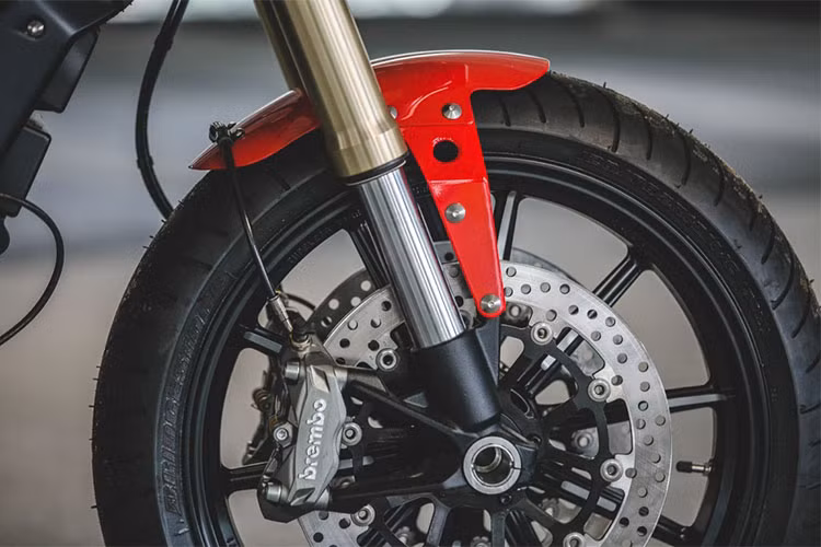 Trang bị vành mâm tiêu chuẩn 10 chấu thể thao, phanh Brembo.