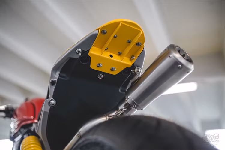 Ngaoif ra, hãng độ xe Anh quốc còn trang bị ống xả tùy chỉnh hpCorse titanium cho Ducati Scrambler 110 này - giúp đem lại âm thanh chất hơn và xúc cảm đặc biệt mỗi khi nổ máy.