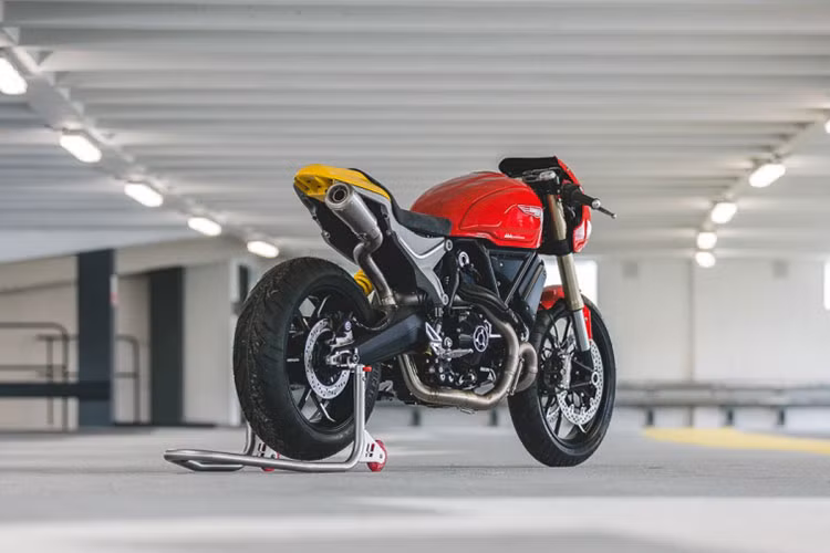 Bản độ Scrambler 1100 vẫn giữ nguyên khối động cơ L-twin, dung tích 1.079 phân khối, làm mát bằng không khí, sản sinh công suất tối đa 86 mã lực ở vòng tua 7.500 vòng/phút và mô-men xoắn cực đại 88 Nm ở vòng tua 4.750 vòng / phút. Động cơ đi với hộp số 6 cấp.