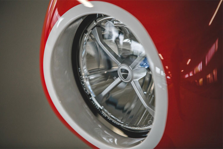 Trên chiếc Ducati Scrambler 1100 độ Cafe Racer này, bạn có thể dễ dàng nhận thấy hình ảnh mới của chiếc xe trong bản độ đến từ những mẫu xe đua cổ điển những năm 1950-1960 với nét hoài cổ đặc trưng.