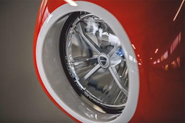 Trên chiếc Ducati Scrambler 1100 độ Cafe Racer này, bạn có thể dễ dàng nhận thấy hình ảnh mới của chiếc xe trong bản độ đến từ những mẫu xe đua cổ điển những năm 1950-1960 với nét hoài cổ đặc trưng.