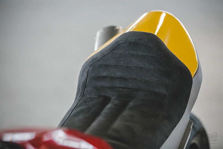 Đuôi của chiêc xe được xem là chi tiết sửa đổi ấn tượng nhất của xưởng độ DeBolex, khung phụ sau được sửa đổi, sử dụng bộ yên da lộn đặc biệt kèm ốp chụp thể thao màu vàng mang đậm cá tính của người chơi.