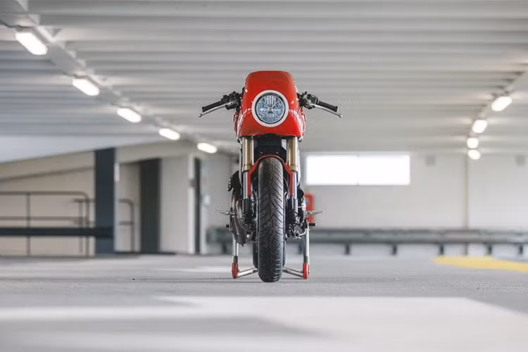 Mới đây, một chiếc xe Ducati Scrambler 1100 đã được các thợ độ Anh quốc tùy chỉnh với phong cách Cafe Racer và thực hiện tại DeBolex.