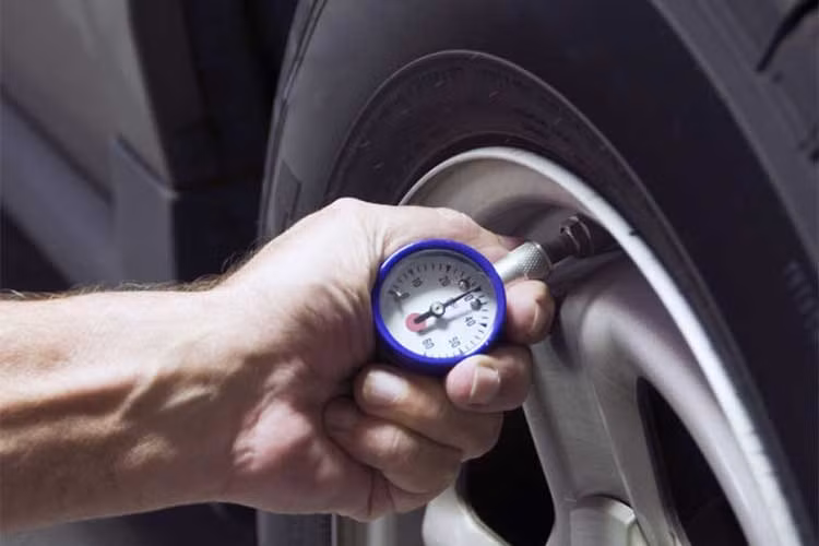 Một trong những điều mà các tài xế cần lưu ý là áp suất lốp xe phải phù hợp và ổn định trong từng điều kiện thời tiết. Nếu áp suất lốp dưới chuẩn, lốp chỉ tiếp xúc 2 cạnh khiến dễ bị mòn cạnh lốp bên. Lốp không đủ khí sẽ khiến xe tiêu thụ nhiên liệu con hơn bình thường do ma sát lớn.