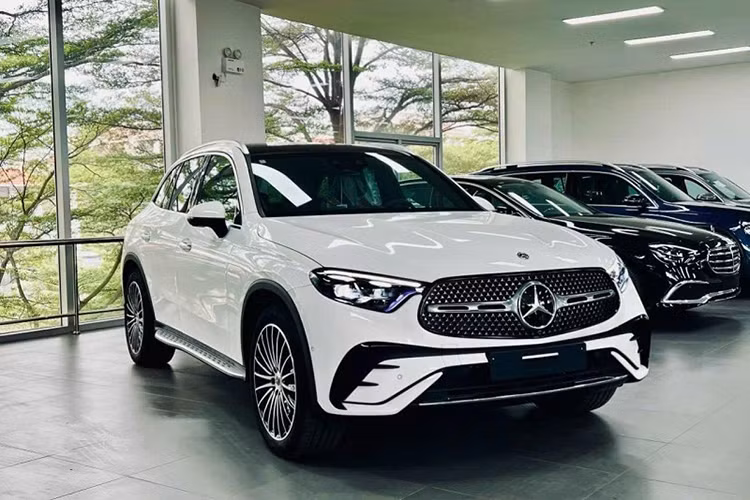 Trieu hoi gan 1.800 xe Mercedes-Benz GLC, C200 va C43 tai Viet Nam
