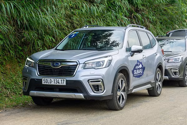 Khach hang Viet to xe Subaru dinh loi 