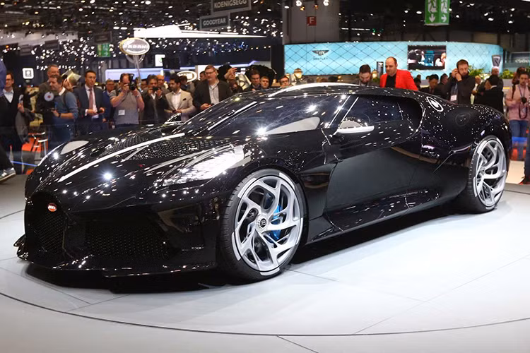  Bugatti La Voiture Noire mới là chiếc siêu xe có một không hai đã lần đầu tiên trình làng trong triển lãm Ô tô Geneva 2019 diễn ra vào tháng 3 năm nay. Ngoài ra, hãng siêu xe Bugatti cũng xác nhận thông tin về việc chiếc La Voiture Noire đã có chủ dù sở hữu mức giá "không tưởng". Tuy nhiên, hãng đã không tiết lộ danh tính của chủ nhân chiếc xe này.