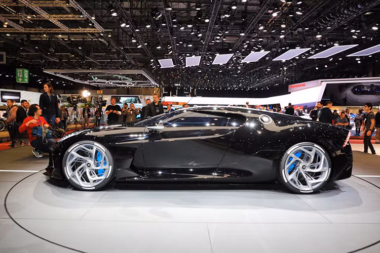 Đặc biệt, cả hai cản trước/sau của Bugatti La Voiture Noire đều được tích hợp vào phần thân trong khi thiết kế cửa sổ lấy cảm hứng từ kính chắn gió của mũ bảo hiểm. Bản thân kính chắn gió trước của xe dường như cũng nối với cửa sổ bên sườn, tạo thành một dòng chảy mượt mà.
