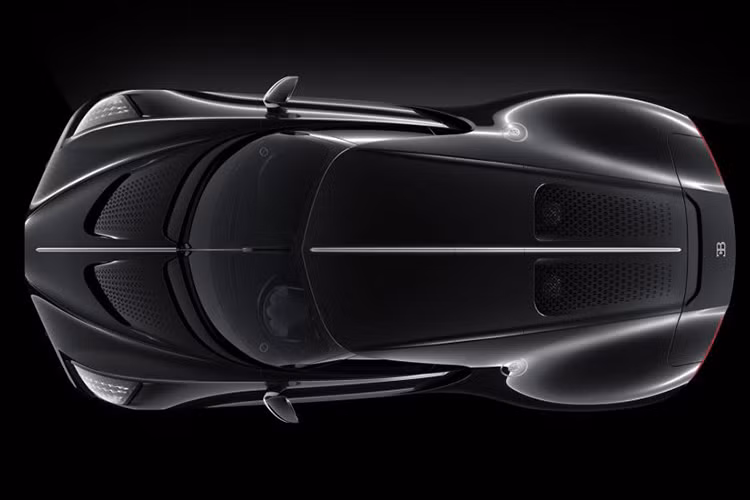 Đáng tiếc là động cơ của xe được bê nguyên từ Chiron nguyên bản sang. Nói cách khác, Bugatti La Voiture Noire cũng dùng động cơ W16, dung tích 8.0 lít đi kèm 4 bộ tăng áp, tạo ra công suất tối đa 1.479 mã lực và mô-men xoắn cực đại 1.600 Nm. Động cơ kết hợp với hộp số tự động ly hợp kép 7 cấp và hệ dẫn động 4 bánh toàn thời gian.