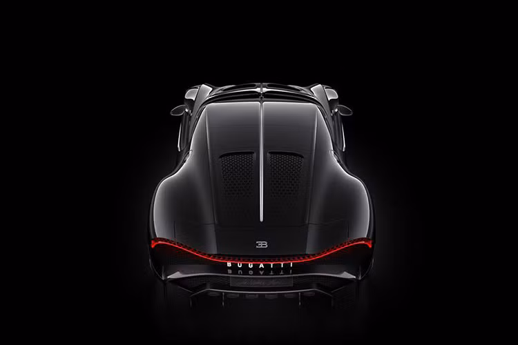 Đằng sau Bugatti La Voiture Noire xuất hiện cụm đèn hậu thanh mảnh và nối liền sang hai bên. Cụm đèn hậu nằm bên trên chi tiết như lưới tản nhiệt theo phong cách của siêu xe huyền thoại McLaren F1. Ở giữa chi tiết giống lưới tản nhiệt này còn có dòng chũ "Bugatti" phát sáng màu trắng. Dưới nữa là hệ thống 6 ống xả dành riêng cho siêu xe này.