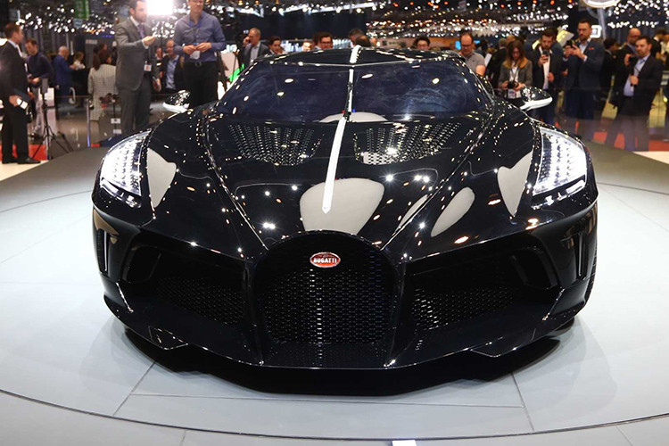 Tuy nhiên, dù chủ nhân thực sự của chiếc siêu xe Bugatti La Voiture Noire là ai chăng nữa thì người này cũng phải chờ đến năm 2021 mới có thể nhận xe. Hiện hãng Bugatti vẫn cần thêm thời gian để đưa ra quyết định cuối cùng đối với một số chi tiết nhỏ trên chiếc xe này.