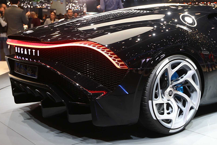 So với Bugatti Chiron tiêu chuẩn, La Voiture Noire sở hữu phần thân vỏ vô cùng ấn tượng. Đúng như tên gọi, Bugatti La Voiture Noire được trang bị những tấm thân vỏ bằng sợi carbon chế tạo thủ công nằm bên dưới màu sơn ngoại thất màu đen bóng bẩy. Bên cạnh đó, chiếc xe đắt nhất thế giới còn có lưới tản nhiệt mới, cụm đèn pha sắc sảo vuốt về phía sau và đường gân chạy từ nắp capô qua cửa rồi lên trên nóc.