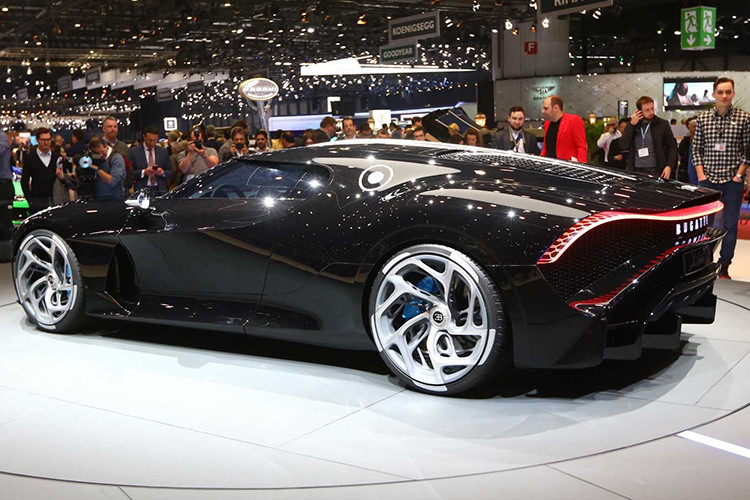 Sau triển lãm, nhiều tờ báo đã nhanh chóng vào cuộc dự đoán xem chủ nhân của chiếc Bugatti La Voiture Noire là ai. Mới đây, tờ Marca của Tây Ban Nha đã khẳng định chủ sở hữu của chiếc siêu xe này là một cầu thủ bóng đá huyền thoại. Điều này khiến nhiều người lập tức nghĩ đến tiền đạo người Bồ Đào Nha Cristiano Ronaldo.