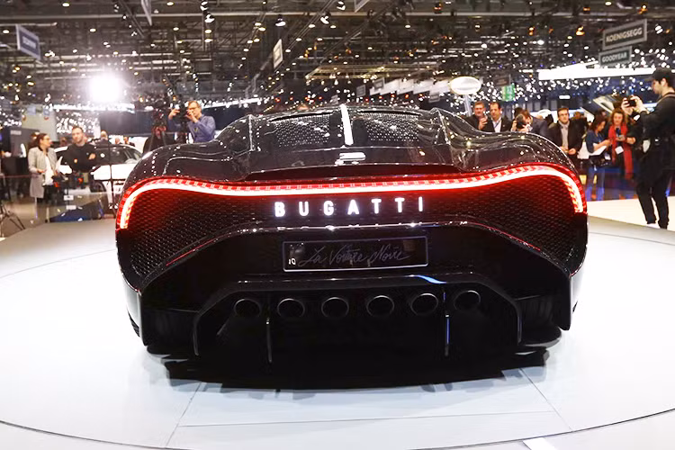 Bugatti La Voiture Noire vốn được phát triển dựa trên Chiron và ra đời để tri ân chiếc Type 57 SC Atlantic biểu tượng của ông Jean Bugatti, con trai cả của nhà sáng lập thương hiệu siêu xe này. Trong tiếng Pháp, cái tên "La Voiture Noire" vốn có nghĩa là "chiếc xe màu đen". Theo ông Stephan Winkelmann, CEO của hãng Bugatti, La Voiture Noire là "chiếc siêu xe GT tối thượng".