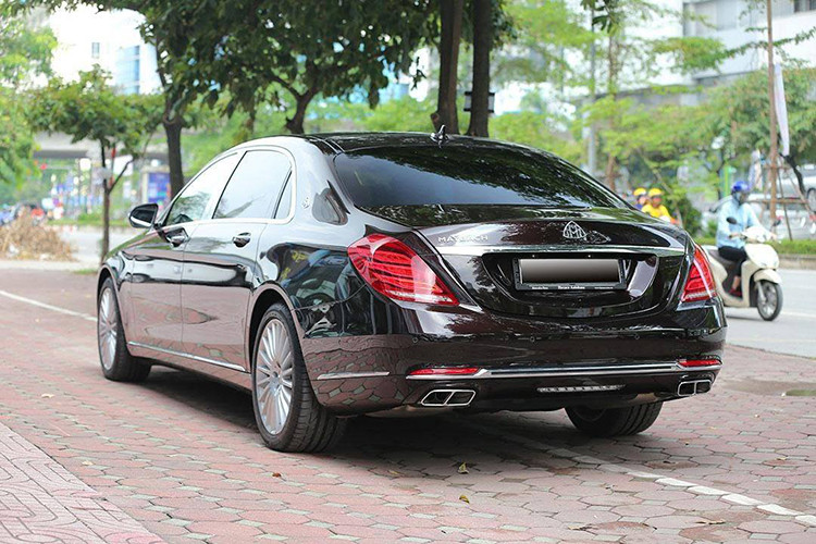 Mercedes-Maybach S 400 4Matic cũng sở hữu khối động cơ thấp hơn so với hai đàn anh (S600 sử dụng động cơ V12 và S500 sử dụng động cơ V8) động cơ V6 tăng áp kép dung tích 3.0 lít. Xe đạt công suất cực đại 333 mã lực và mô-men xoắn cực đại 480 Nm cùng khả năng tăng tốc 0-100 km/h trong 6,1 giây.