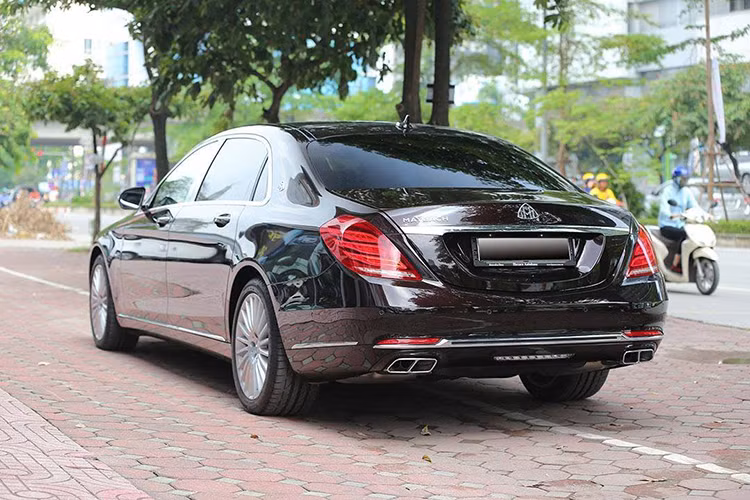 Mercedes-Maybach S 400 4Matic cũng sở hữu khối động cơ thấp hơn so với hai đàn anh (S600 sử dụng động cơ V12 và S500 sử dụng động cơ V8) động cơ V6 tăng áp kép dung tích 3.0 lít. Xe đạt công suất cực đại 333 mã lực và mô-men xoắn cực đại 480 Nm cùng khả năng tăng tốc 0-100 km/h trong 6,1 giây.