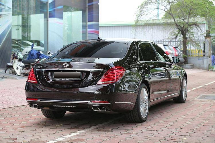 Mới đây một chiếc Mercedes-Maybach S400 4Matic 2017 đã qua sử dụng đã xuất hiện trên sàn xe cũ Hà Nội. Theo người chào bán, xe được sử dụng khá ít và còn nguyên bản. Về thiết kế, tương tự như "đàn anh" Mercedes-Maybach S600, Maybach S400 4Matic cũng có điểm nhấn ở lưới tản nhiệt 3 thanh ngang mạ crôm sáng loáng và đèn pha LED.