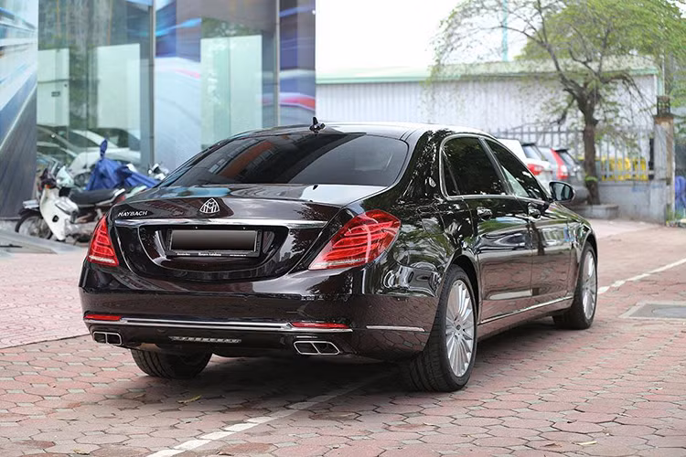 Mới đây một chiếc Mercedes-Maybach S400 4Matic 2017 đã qua sử dụng đã xuất hiện trên sàn xe cũ Hà Nội. Theo người chào bán, xe được sử dụng khá ít và còn nguyên bản. Về thiết kế, tương tự như "đàn anh" Mercedes-Maybach S600, Maybach S400 4Matic cũng có điểm nhấn ở lưới tản nhiệt 3 thanh ngang mạ crôm sáng loáng và đèn pha LED.