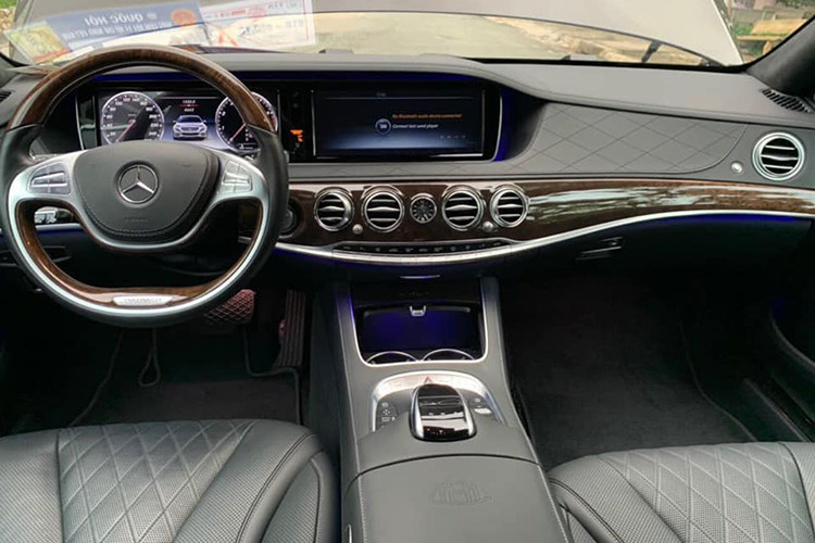 Bên trong nội thất, so với phiên bản Maybach S500 có chức năng massage ở tất cả các ghế thì Maybach S400 4Matic được rút gọn chỉ có chức năng này ở ghế sau. Ngoài ra, cả hai đều sử dụng chất liệu da Nappa Exclusive hoặc designo Exclusive Semi-aniline. Khoang lái của tài xế cũng được bọc da cao cấp và gỗ thượng hạng.