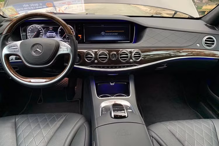 Bên trong nội thất, so với phiên bản Maybach S500 có chức năng massage ở tất cả các ghế thì Maybach S400 4Matic được rút gọn chỉ có chức năng này ở ghế sau. Ngoài ra, cả hai đều sử dụng chất liệu da Nappa Exclusive hoặc designo Exclusive Semi-aniline. Khoang lái của tài xế cũng được bọc da cao cấp và gỗ thượng hạng.