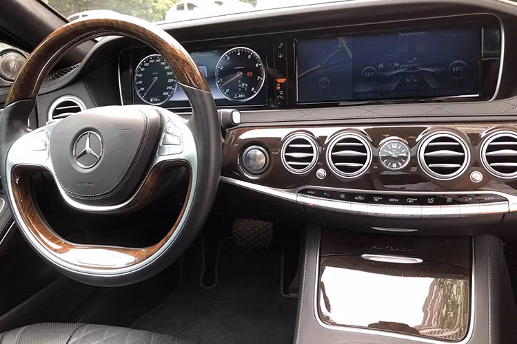 Hệ thống giải trí trên Mercedes-Maybach S400 4Mati là loại Burmeister 3D High End công suất 1.540W, 24 loa. Hành khách có thể đổi màu đèn viền nội thất với 7 màu khác nhau, tùy theo tâm trạng. Ở giữa hai hàng ghế dạng thương gia còn tích hợp thêm ngăn lạnh... Ngoài ra, bảng táp-lô còn xuất hiện đồng hồ IWC trước đây chỉ dành cho các mẫu xe AMG.