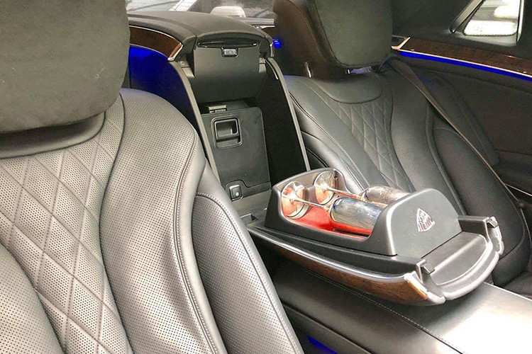 Hệ thống an toàn trên mẫu siêu xe sang giá rẻ Mercedes Maybach S400 4Matic bao gồm hệ thống quan sát ban đêm, dây đai an toàn phát sáng, công nghệ an toàn đón đầu Pre-Safe với các tính năng tự động nâng kính, nâng gối tựa đầu, siết chặt dây an toàn khi xảy ra va chạm.