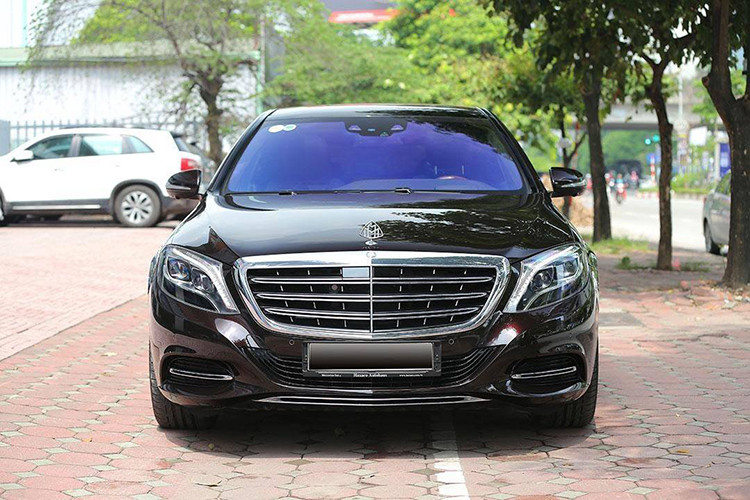 Về cơ bản sẽ không có những chiếc Mercedes-Maybach hoàn toàn giống nhau. Xe có chiều dài tổng thể 5.457 mm, rộng 1.899 mm và cao 1.498 mm. So với bản tiên chuẩn, Maybach S400 dài hơn khoảng 200 mm. Trên Maybach S400 4Matic mới, các chi tiết ngoại và nội thất cũng dành cho từng đối tượng khách hàng doanh nhân theo từng sở thích.