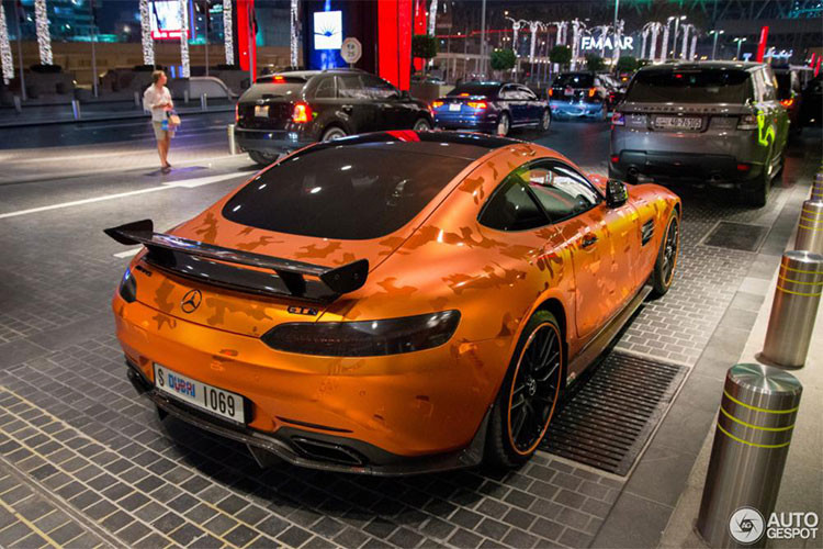 Đuôi xe Mercedes-AMG GTS 650 RevoZport này còn được trang bị thêm cánh lướt gió dạng 2 tầng bằng sợi carbon. Bên cạnh đó, các ốp hốc gió và thanh chia lưới tản nhiệt hay ốp sườn cũng bằng sợi carbon nhẹ.