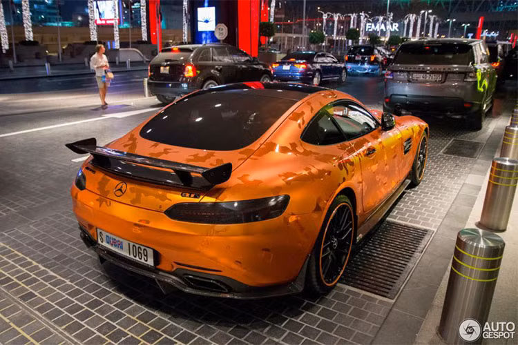 Đuôi xe Mercedes-AMG GTS 650 RevoZport này còn được trang bị thêm cánh lướt gió dạng 2 tầng bằng sợi carbon. Bên cạnh đó, các ốp hốc gió và thanh chia lưới tản nhiệt hay ốp sườn cũng bằng sợi carbon nhẹ.