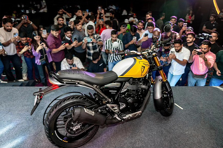 Sự khác biệt lớn nhất chỉ nằm ở phía trước, với phuộc ngược và heo phanh 2 piston pad ngang. Trong khi đó Speed 400 có phuộc USD và heo pad hướng tâm 4 piston. Cụ thể, xe được trang bị bộ vành hợp kim kích thước 17 inch với lốp trước 110/70 và lốp sau 140/70.