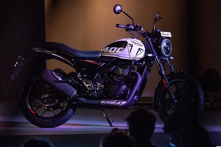 Mức giá bán khá "mềm" này giúp Speed T4 càng dễ tiếp cận hơn với khách hàng hơn so với các đối thủ. Triumph đã bắt đầu nhận đặt hàng Speed T4 trên trang web chính thức của hãng. Hiện chưa có thông tin mẫu xe này về Việt Nam.