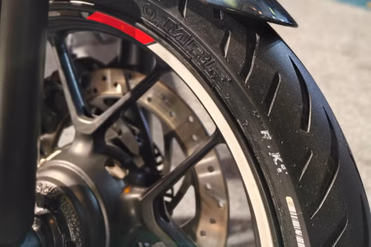 Speed T4 được trang bị phuộc trước ống lồng đường kính 43mm với hành trình 140mm đi kèm với đó là hệ thống treo mono-shock phía sau. Xe sử dụng phanh đĩa trước 300mm và phanh đĩa sau 230mm với ABS hai kênh. 