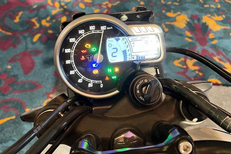 Về mặt tính năng, Triumph Speed T4 được trang bị chìa khoá dạng cơ ngay sát màn hình LED toàn phần, màn hình hiển thị kỹ thuật số analog với kết nối Bluetooth hiển thị chi tiết các thông số cơ bản.