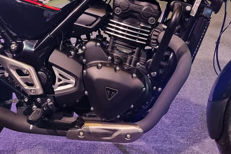 Triumph Speed T4 được trang bị động cơ đơn xy-lanh, làm mát bằng dung dịch, loại DOHC với dung tích xy lanh là 398,15 cc. Khối động cơ này sản sinh công suất tối đa là 31 PS và 36 Nm. Xe có bình xăng dung tích 13 lít.