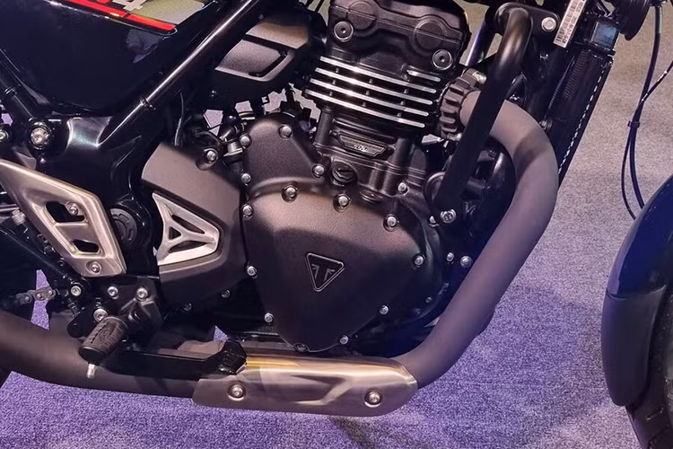 Triumph Speed T4 được trang bị động cơ đơn xy-lanh, làm mát bằng dung dịch, loại DOHC với dung tích xy lanh là 398,15 cc. Khối động cơ này sản sinh công suất tối đa là 31 PS và 36 Nm. Xe có bình xăng dung tích 13 lít.